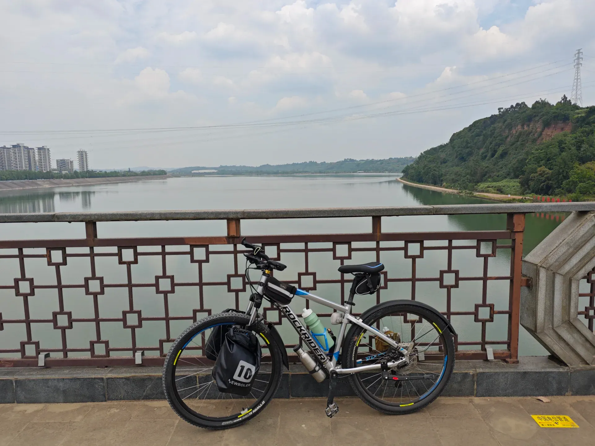 眉山岷江桥上